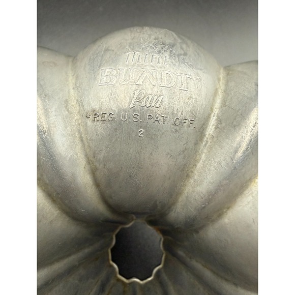 Nordic Ware Mini Bundt Pan Cake Heavy Cast Aluminum Vintage  9" x  3.5" - Picture 8 of 8